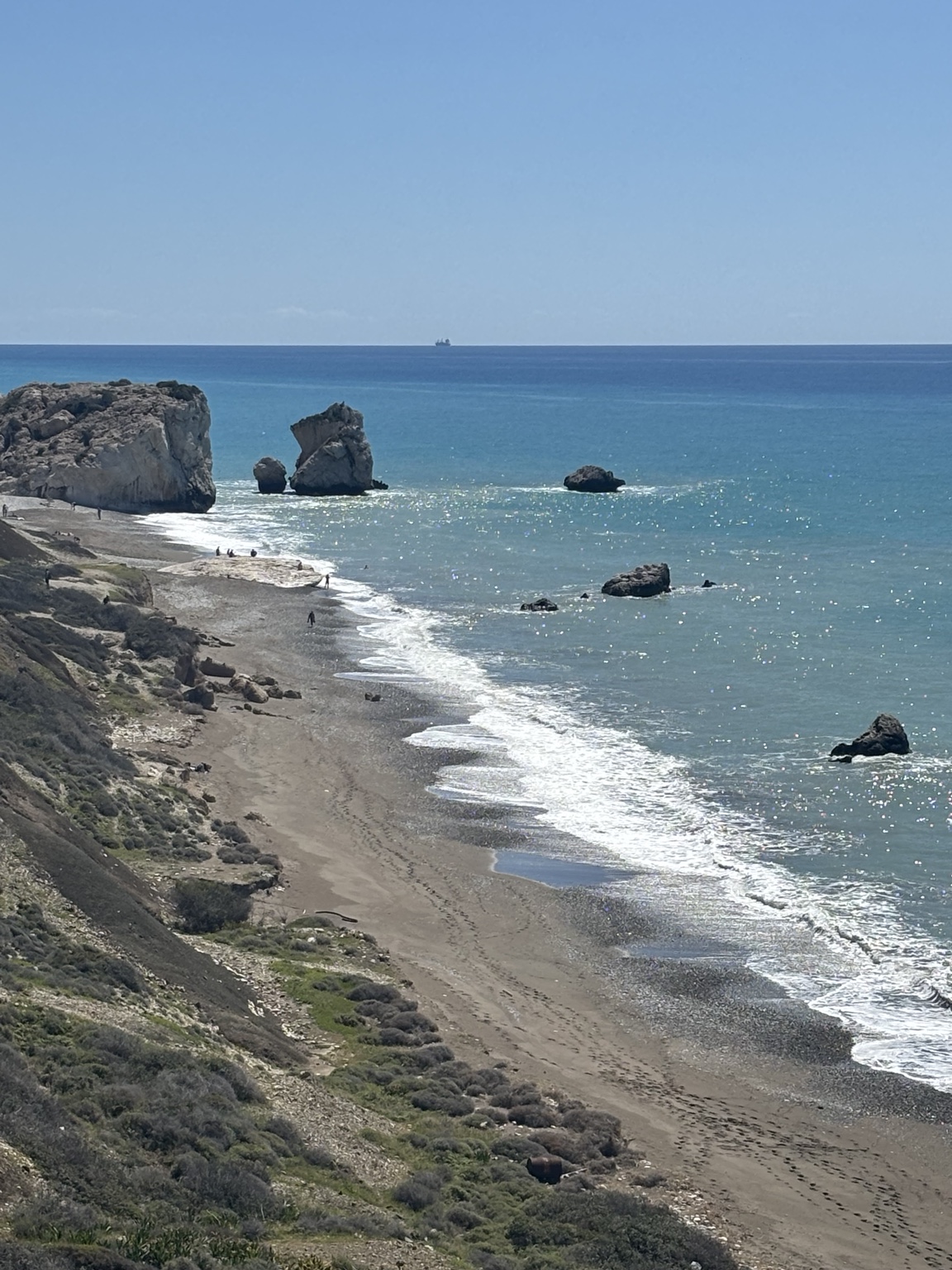 Küste bei Petra tou Romiou mit markanten Felsen und Meer