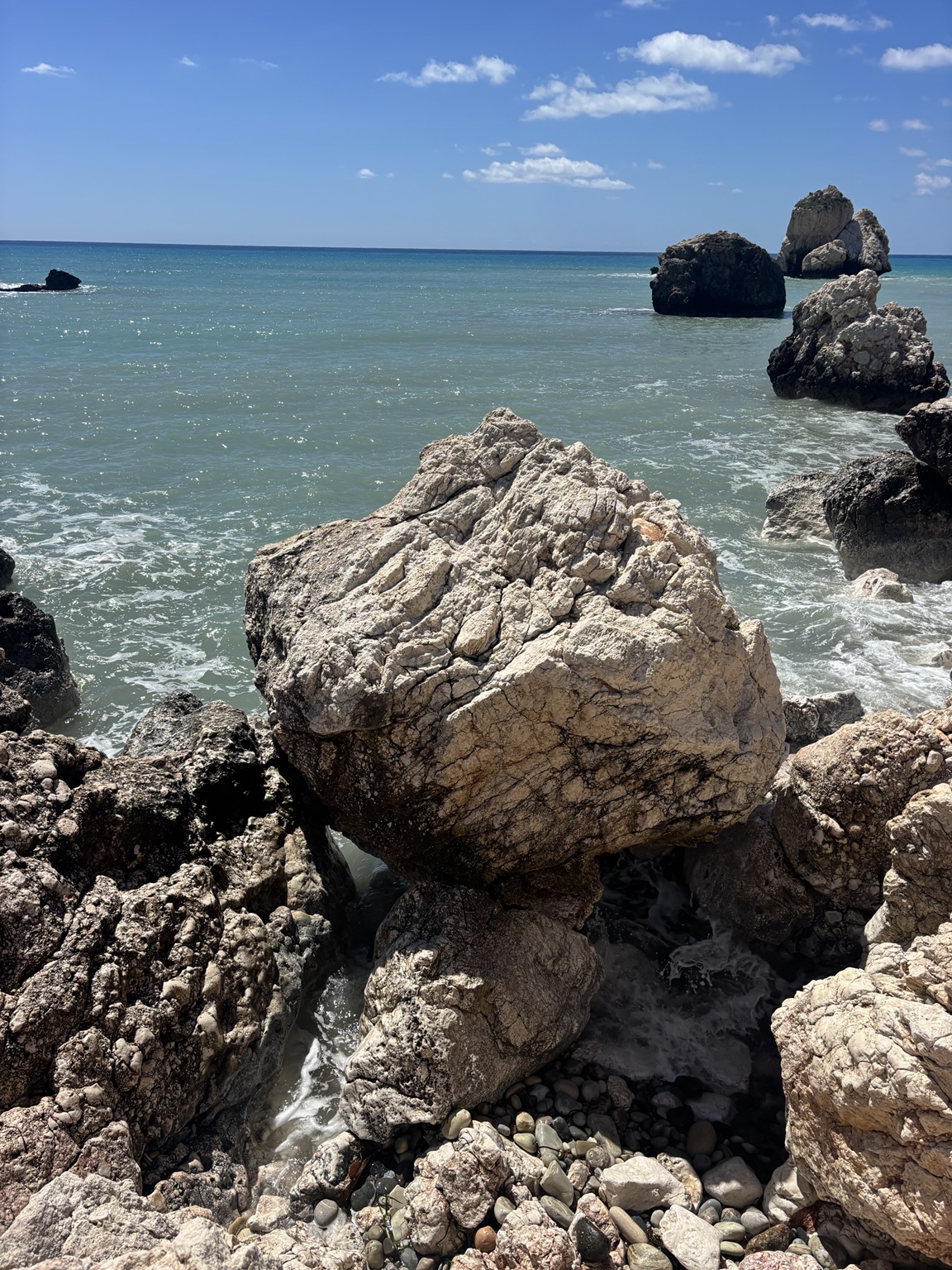 Großer Fels zwischen Meer und Küste bei Petra tou Romiou