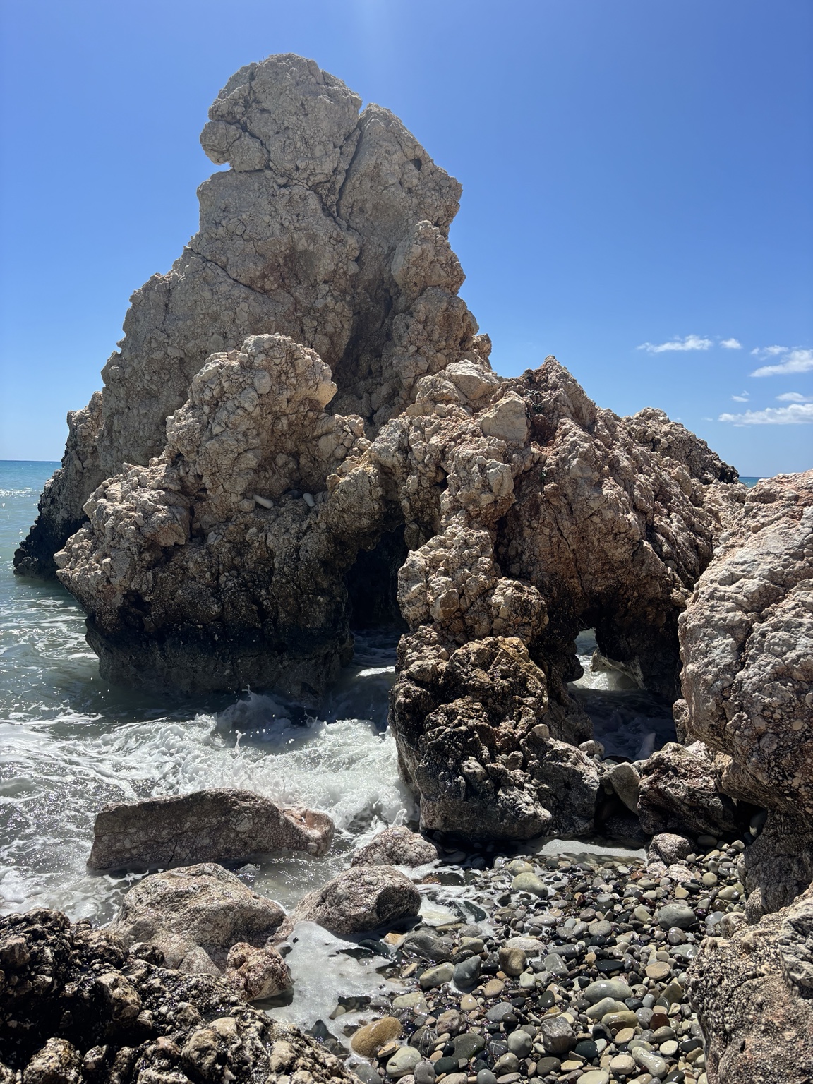 Helle Felsformation mit Durchgang am Meer
