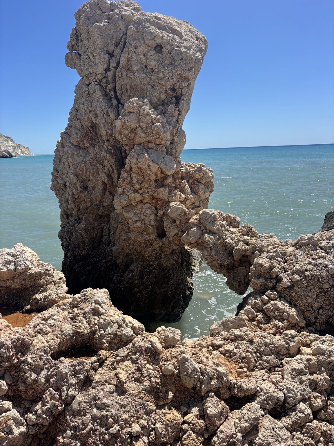 Blick über die Küste von Petra tou Romiou