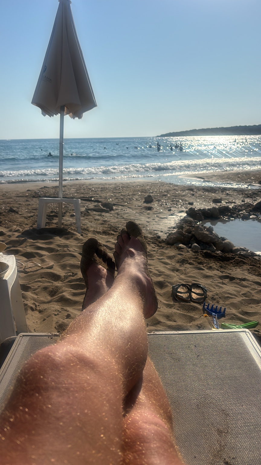 Eigene Aufnahme: Barfuß am Strand von Coral Bay