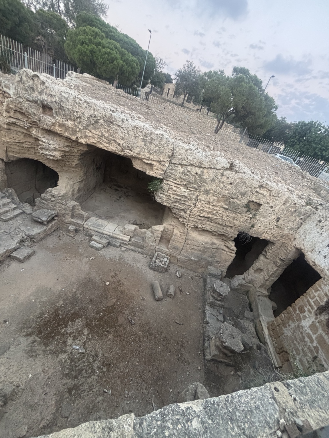 Fabrika Hill Cave Complex – Ausgrabungsbereich mit Höhlen
