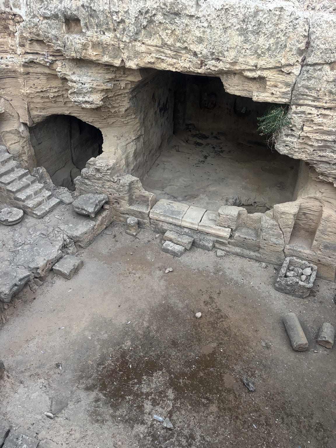 Fabrika Hill – unterirdischer Bereich und historische Steinstrukturen