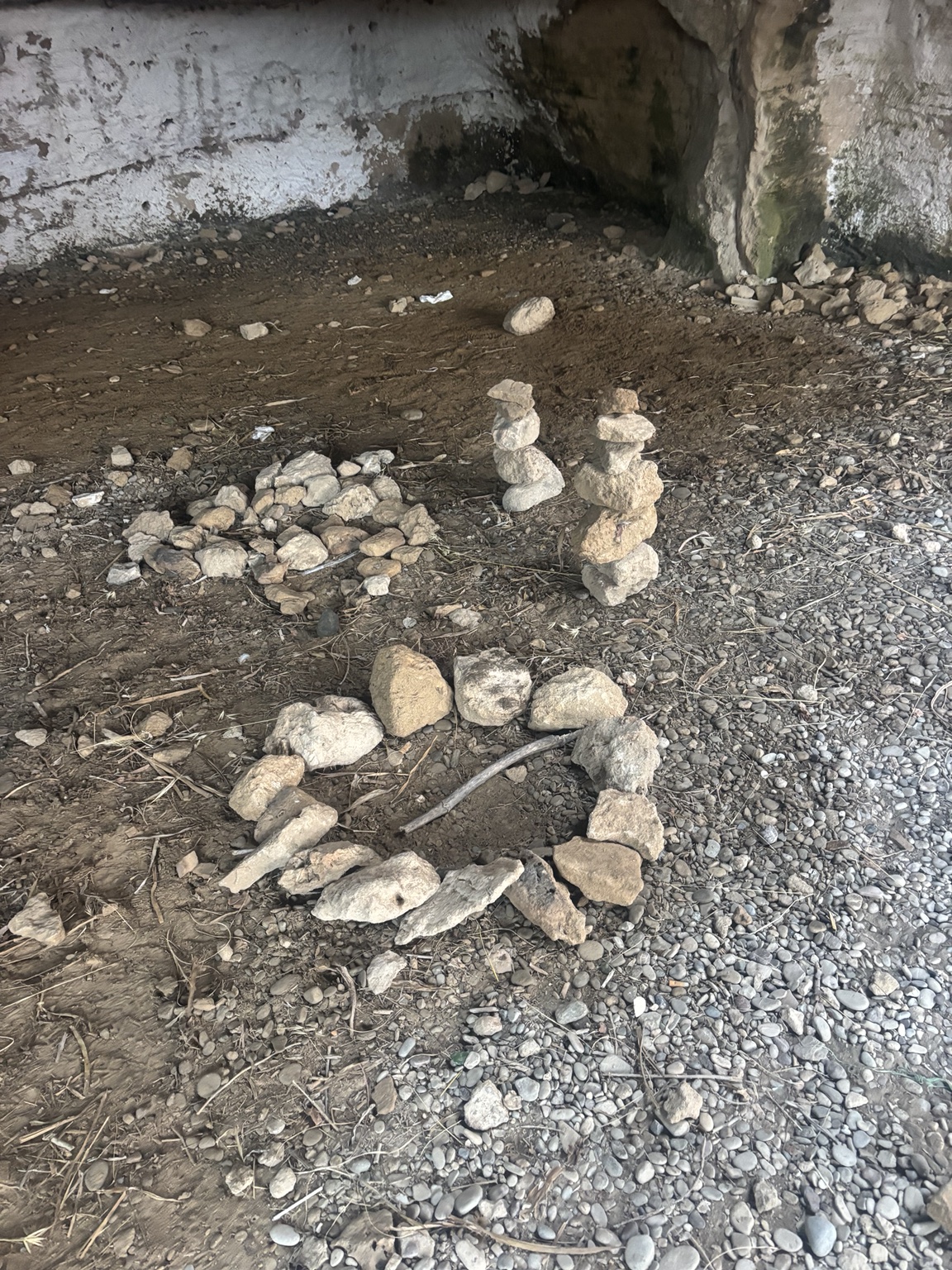 Fabrika Hill – Steinmännchen und kleine Feuerstelle im Höhlenbereich
