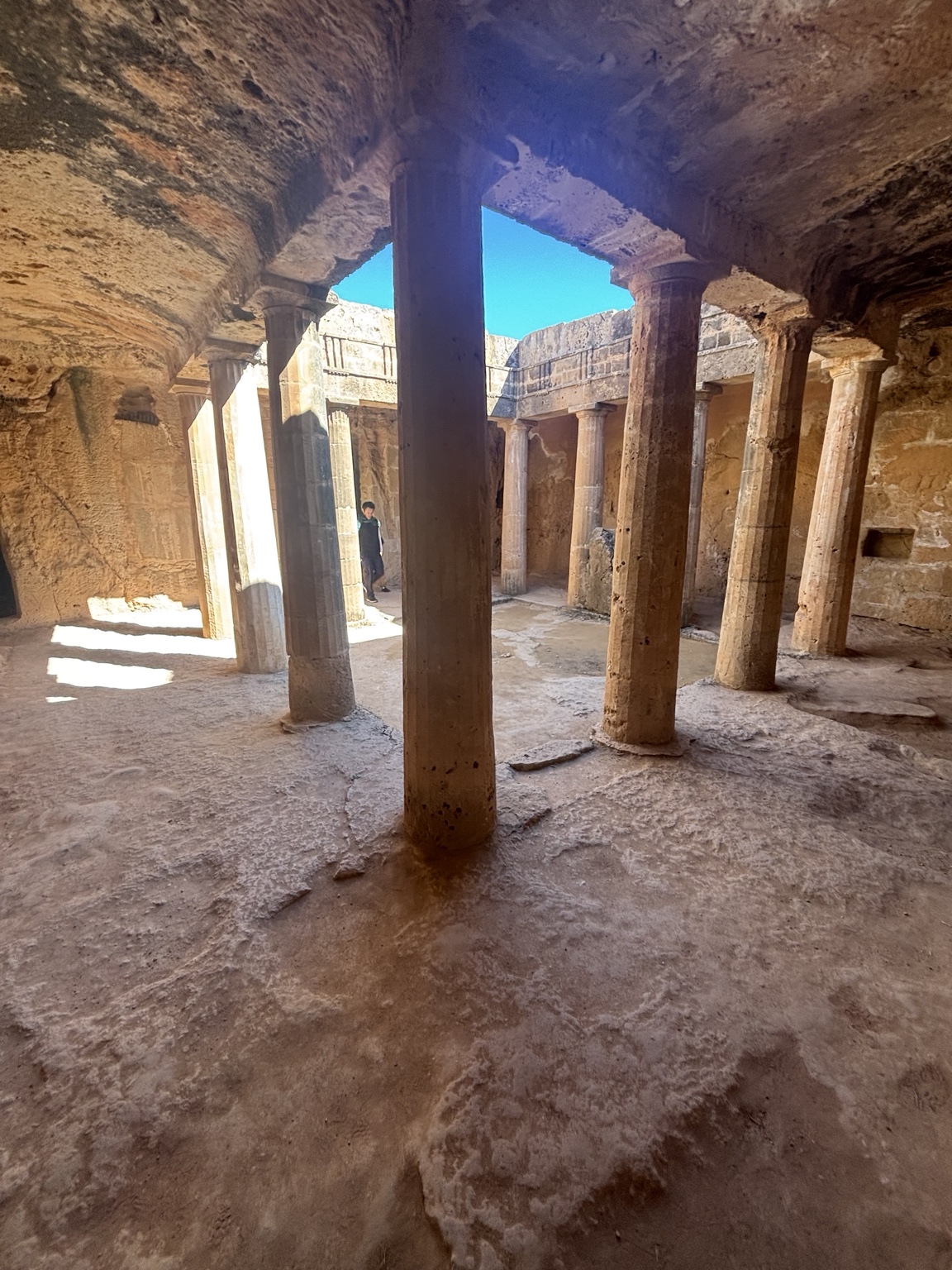Säulen und Felsarchitektur in den Königsgräbern von Paphos