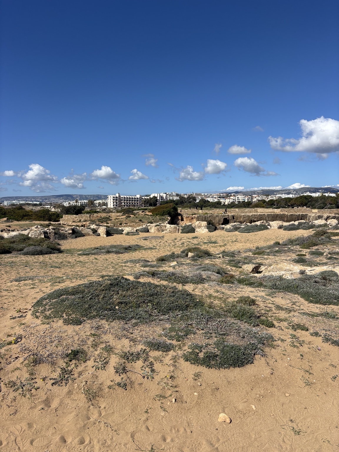 Historische Anlage mit Blick Richtung Küste