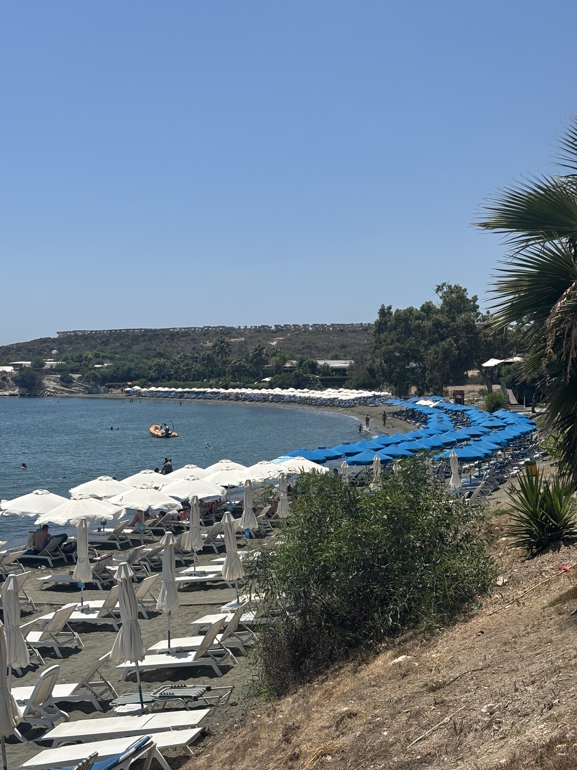 Sofroniou Beach mit Liegen, Bucht und Meer