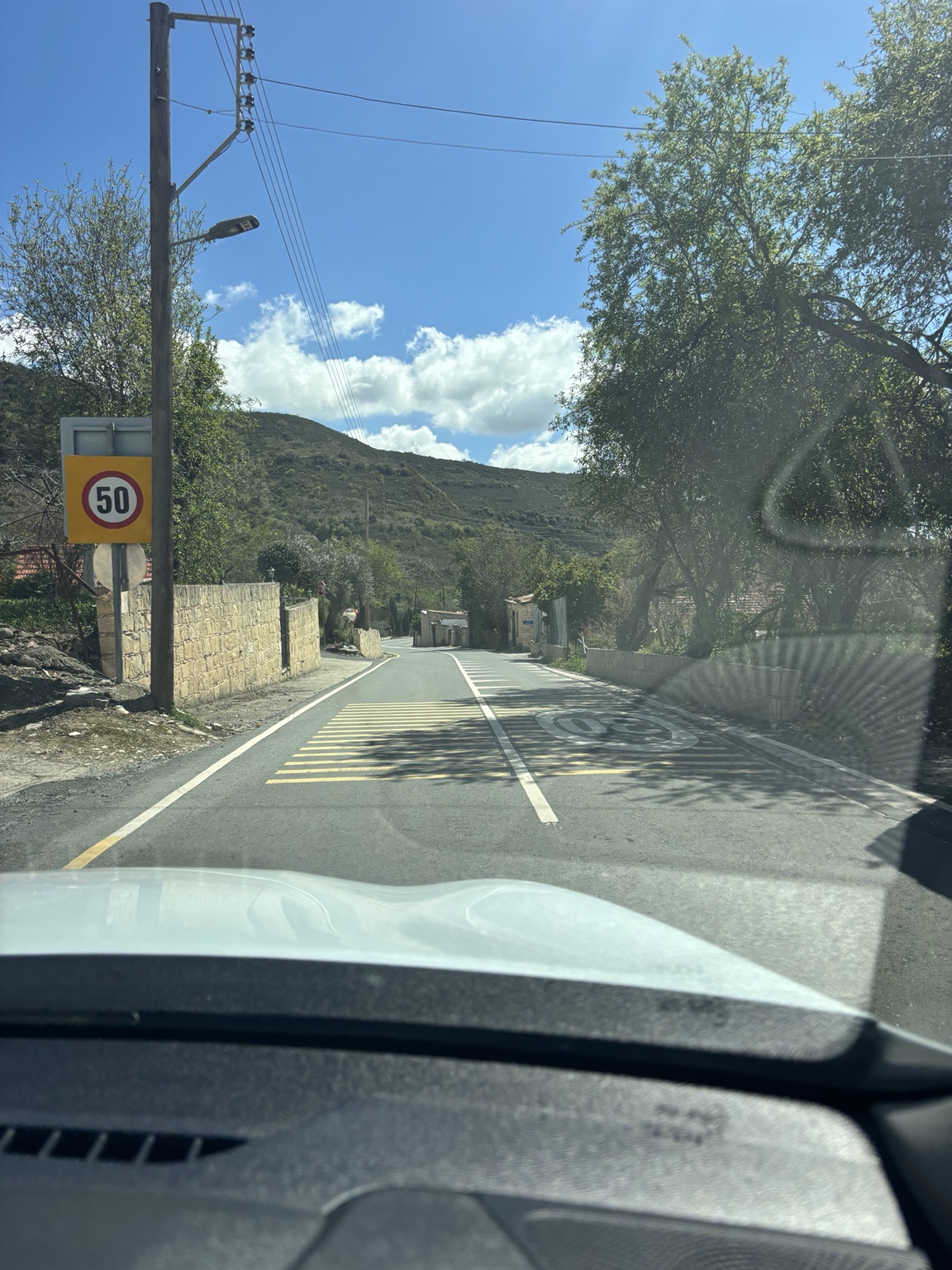 Straße durch einen Ort im Troodos-Gebirge