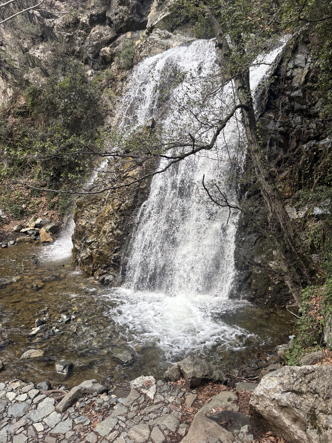 Wasserfall mit Felswand und Wasserbecken