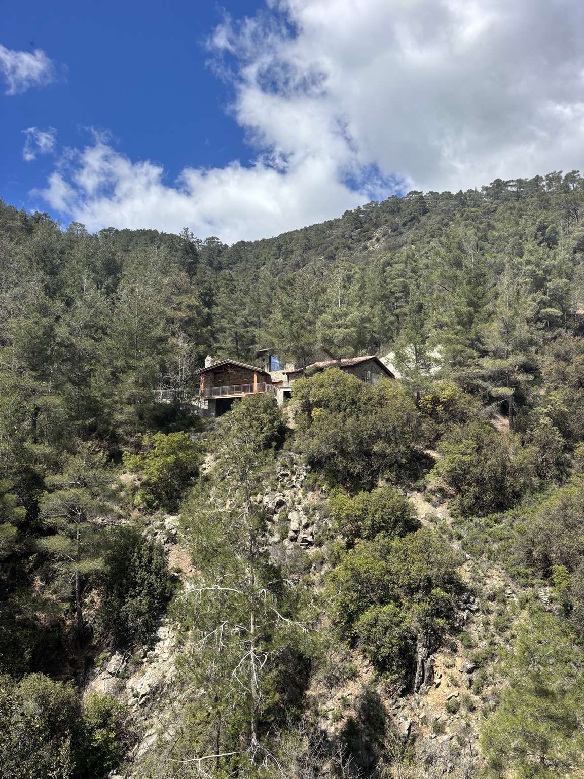 Haus in bewaldeter Berglandschaft
